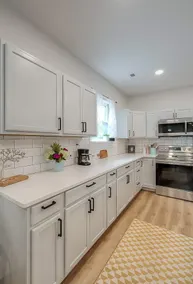 Luxe Home Downtown - Sleeps 6. Off-street parking - Image 5