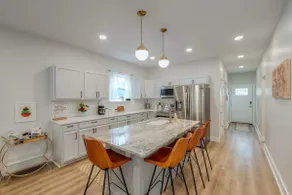 Luxe Home Downtown - Sleeps 6. Off-street parking - Image 2