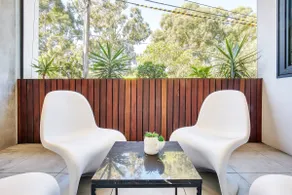 The Fern: Bright Urban Escape near Dining & Shops - Image 5