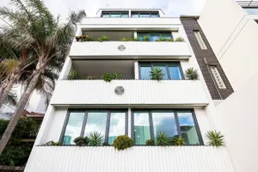 The Fern: Bright Urban Escape near Dining & Shops - Image 4