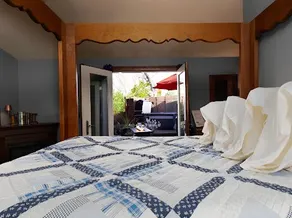Boutique Spa Stay: Infrared Sauna & Hot Tub - Image 5