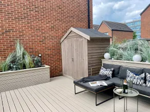 City Centre Townhouse with Private Parking - Image 4