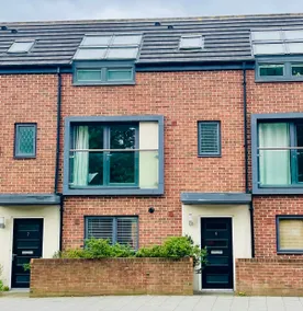 City Centre Townhouse with Private Parking - Image 3