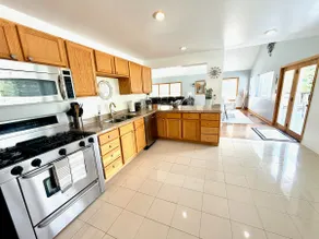 Relaxing getaway 5BD home close to Wineries & Lake - Image 4