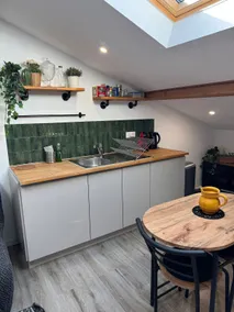 Air-Conditioned Studio with All Amenities – Ideal for Professionals/Travelers - Image 2