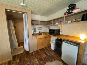 Cabin#6 Full Amenities, Large Shower & Fenced Yard - Image 4