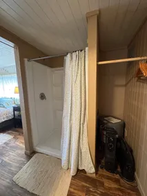 Cabin#6 Full Amenities, Large Shower & Fenced Yard - Image 5