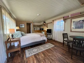 Cabin#6 Full Amenities, Large Shower & Fenced Yard - Image 2