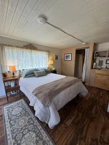 Cabin#6 Full Amenities, Large Shower & Fenced Yard - Image 3