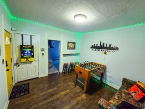 Stylish|King Bed|Game Room|2BDRM|1 Mile to DTWN| - Image 4