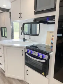 Unique cozy camper at JAX Equestrian - Image 5
