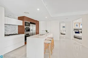 Oceanview 4 Bedroom Apt in the heart of Broadbeach - Image 2