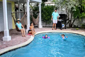 Spacias Haus am Wasser mit 4 Schlafzimmern und eigenem beheiztem Pool - Image 3