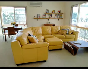Sunny & spacious coastal retreat - Image 2