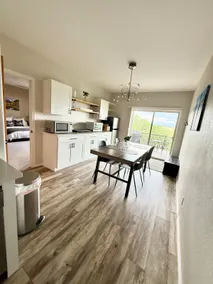 Mountain View Retreat Private Deck & Full Kitchen - Image 5