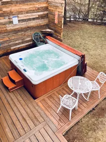 Historical Lodge in Elkhart Lake with Hot Tub - Image 3