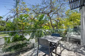 2 Bedroom Renovated Townhouse, Walk to Noosa River - Image 3