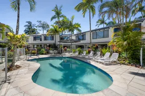 2 Bedroom Renovated Townhouse, Walk to Noosa River - Image 2