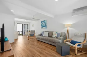 2 Bedroom Renovated Townhouse, Walk to Noosa River - Image 5