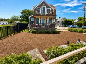WATERFRONT Cottage, Downtown w/ Beach - Image 4