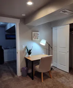 King size bed/4K TV/WiFi Internet/Large Basement - Image 4