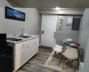 King size bed/4K TV/WiFi Internet/Large Basement - Image 5