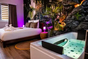 JUNGLE ♥︎ Secret Suite ♥︎ HOT TUB ♥︎ - Image 2