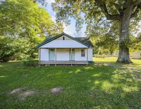 3 bed 2 bath Renovated Home Near the Lake - Image 4