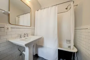 King Bed Studio | Walk Everywhere | Free Parking - Image 4