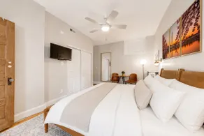 King Bed Studio | Walk Everywhere | Free Parking - Image 5