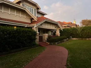 Exec family home w/- self cont studio city views - Image 2