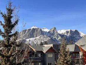 Relaxing Mountain Retreat, Corner Views, Sleeps 8 - Image 3