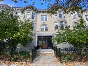 Luxury 2B1B Apt. One Free compact Parking Spot - Image 3
