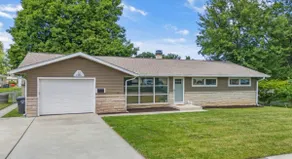 Beautiful Mid Century Home (close to downtown) - Image 2