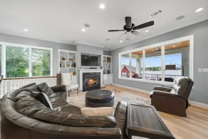 COZY, LUXURY LAKE HOUSE W/ STUNNING LAKE VIEWS!! - Image 3