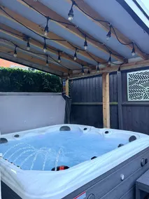 Business/Family 4 Bed/4 Bath Parking +Hot Tub* - Image 2