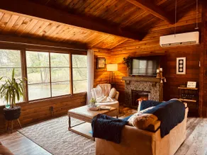 Dinna Fash-3 BR Waterfront Log Cabin - Image 2