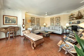 Townhouse with pool and mountain views, just 5 min - Image 4