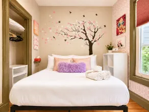 Greenpoint Getaway · Quiet Tree-Lined Townhouse - Image 5