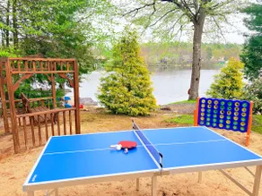 Lakefront Chalet: Hot tub, Kayaks, Central AC, Family-friendly - Image 5