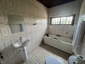 5 BDR Entire Home w/ Free parking - Image 3
