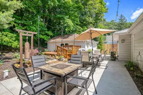 Fantastic Retreat Near the Lake with a Spacious De - Image 3
