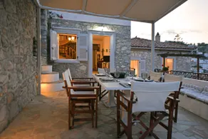 The Maisonette - View Historic Hydra in Comfort! - Image 4