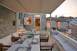 The Maisonette - View Historic Hydra in Comfort! - Image 5