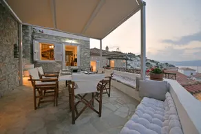 The Maisonette - View Historic Hydra in Comfort! - Image 2