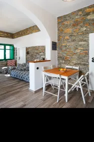 Luxury Renovated Stone Home,50m from Katapola port - Image 3