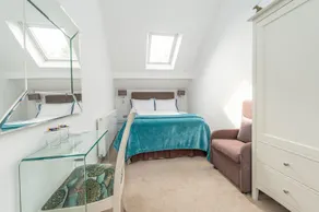 Bright and modern extension with ensuites - Image 2