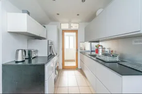 Bright and modern extension with ensuites - Image 4
