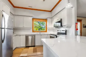 3 BDR Mountain View Home in Family Neighbourhood - Image 2