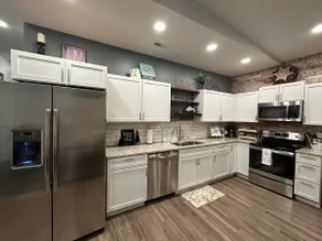 2nd Lvl Gorgeous Dwntwn Apt 2 Bed/2 Bath w/Balcony - Image 5